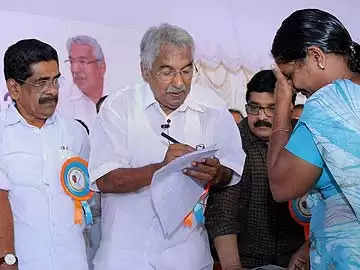 oommen chandy with peoples