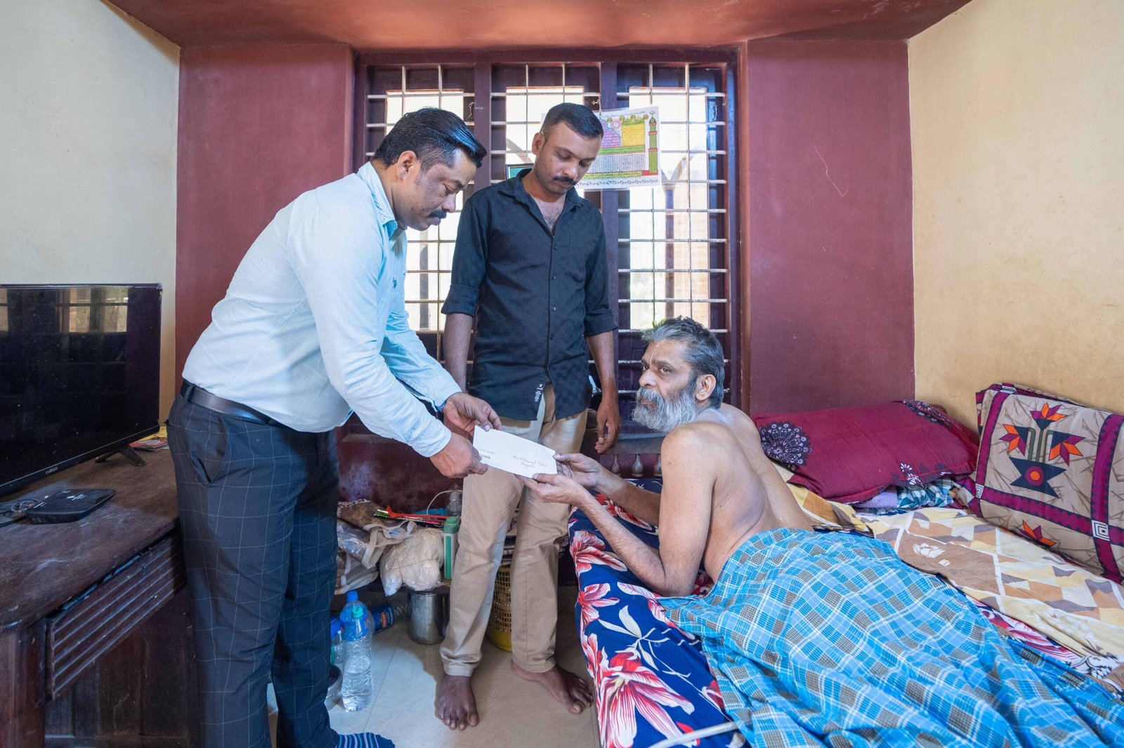 32 വര്‍ഷമായി കിടപ്പിലായ ഇക്ബാലിന്റെ ദുരിത വാര്‍ത്ത എം.എ യൂസഫലി കണ്ടു; ധനസഹായം കൈമാറിയത് ശരവേഗത്തില്‍