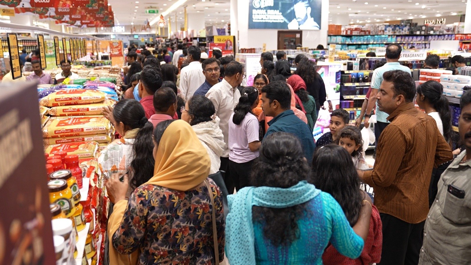 ക്രിസ്തുമസ് രാവില്‍ മാളിലേക്ക് എത്തിയത് റെക്കോര്‍ഡ് സന്ദര്‍ശകര്‍; ഡിസകൗണ്ട് വിപണിയിലെ തിരക്ക് വര്‍ദ്ധിക്കുന്നു
