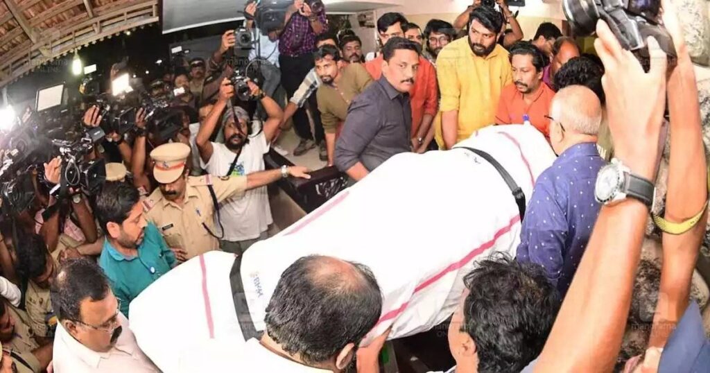 എം.ടി.വാസുദേവന്‍ നായരുടെ ഭൗതികശരീരം ‘സിതാരയില്‍’; അതുല്യപ്രതിഭയെ ഒരു നോക്ക് കാണാന്‍ ആയിരങ്ങള്‍ ഒഴുകിയെത്തി; പൊതുദര്‍ശനമില്ല