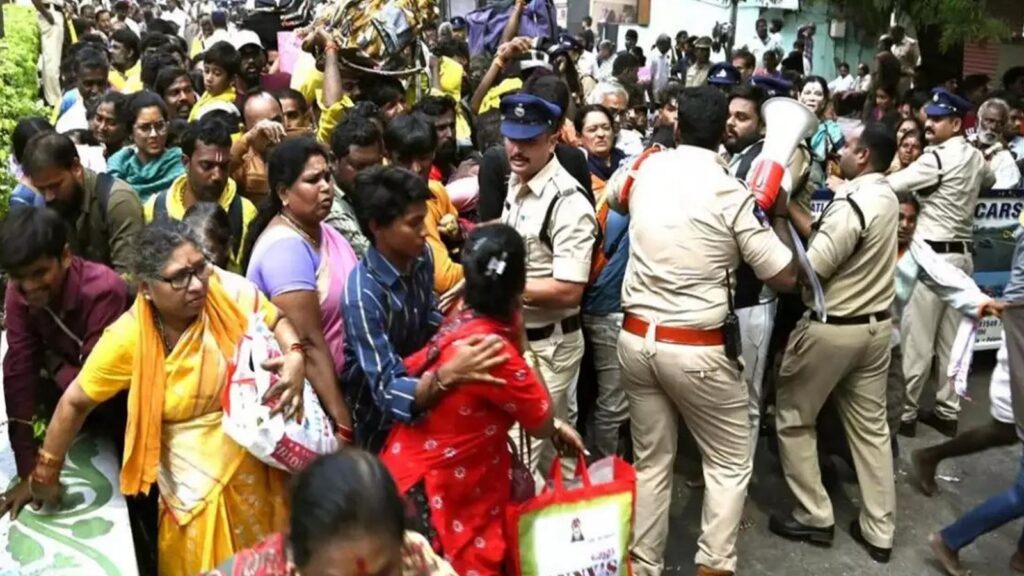കൂപ്പൺ വിതരണത്തിലെ കൗണ്ടറിൽ ആളുകൾ തള്ളിക്കയറിയത് അപകട കാരണമായി; തിരുപ്പതി ക്ഷേത്രത്തിൽ തിക്കിലും തിരക്കിലും ആറ് മരണം