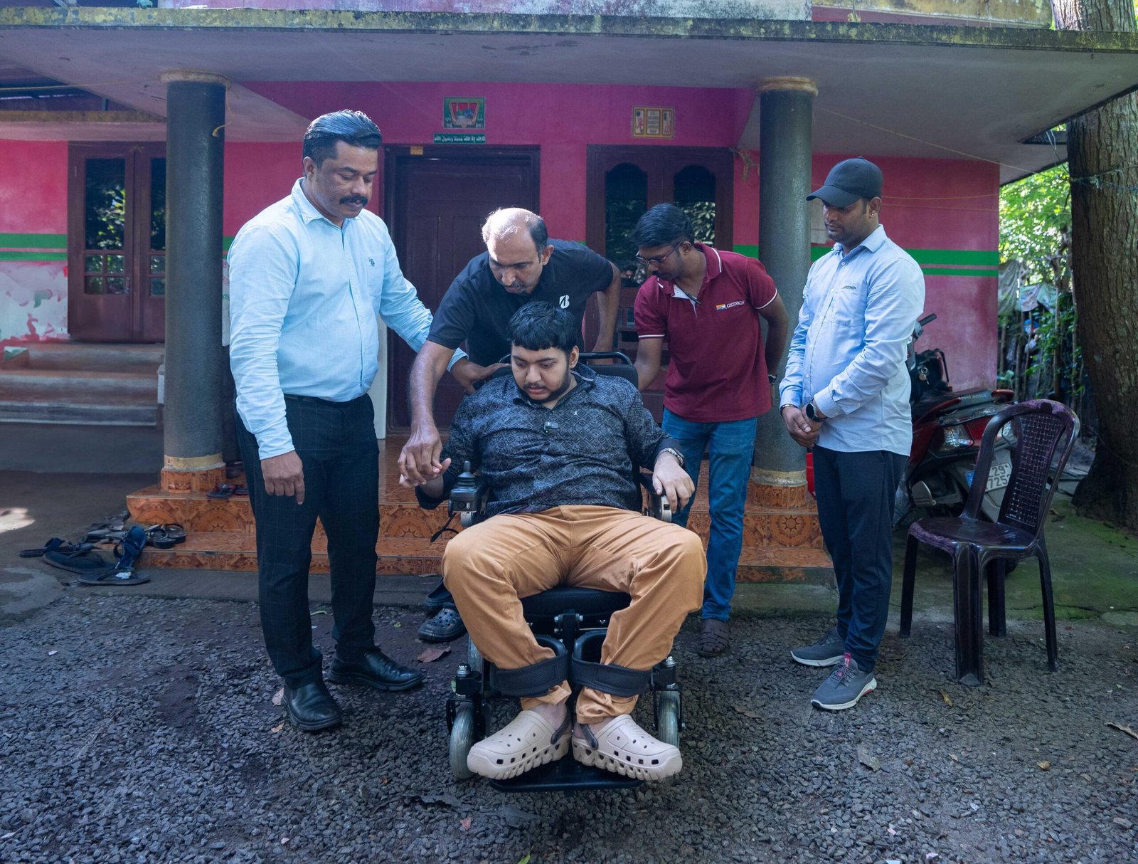 ജന്മനാ വൈകല്യം ബാധിച്ച ജസീമിന് നല്‍കിയ വാക്ക് പാലിച്ച് എം.എ യൂസഫലി; വീട്ടിലെത്തി പുതിയ ഇലക്ട്രിക് വീല്‍ ചെയര്‍ കൈമാറി