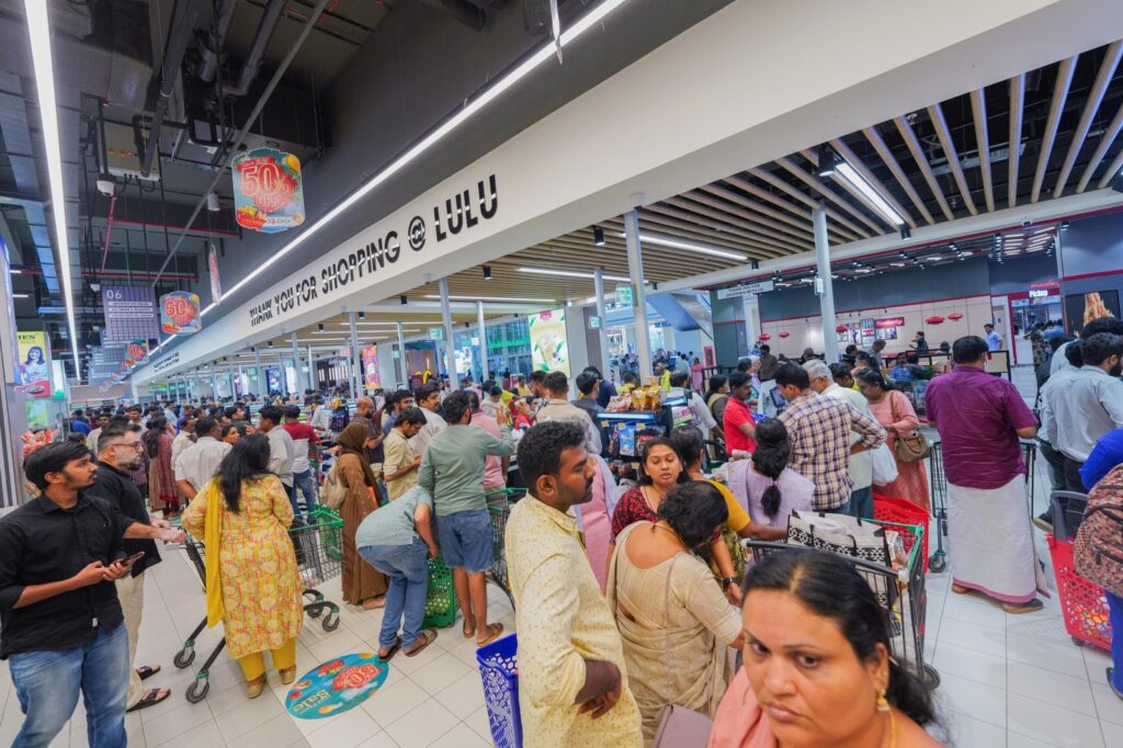 50 ശതമാനം കിഴിവുമായി കേരളത്തിലെ ലുലുമാളുകളിൽ മെഗാ ഷോപ്പിങ്ങ് തുടങ്ങി;ലുലുവിന്റെ മാളുകളിലും ലുലു ഡെയ്‌ലികളിലും ഓഫർ ഉത്സവം