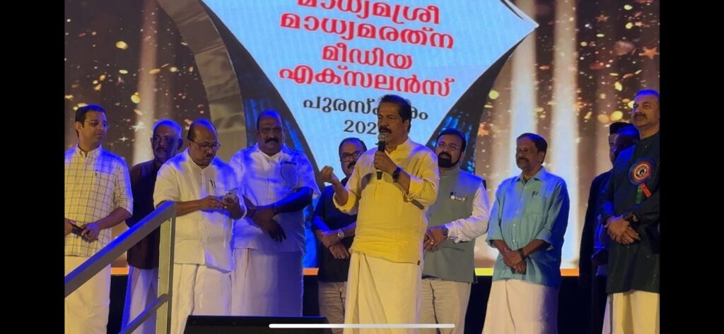 ഒരു അവാര്‍ഡ് നിരസിക്കുന്നത് വലിയ കാര്യമായി ഇപ്പോഴും കരുതുന്നില്ല; വ്യക്തികളോടുള്ള എതിര്‍പ്പ് പുരസ്‌കാര വേദിയോട് അരുത്; മാധ്യമപ്രവര്‍ത്തകരെ തിരുത്തി ശ്രീകണ്ഠന്‍ നായര്‍