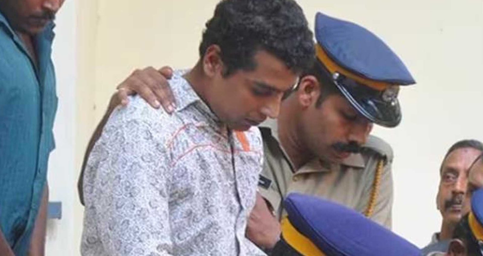 ഹോട്ടലിൽ അതിക്രമം നടത്തിയ പൾസർ സുനി പോലീസ് കസ്റ്റഡിയിൽ