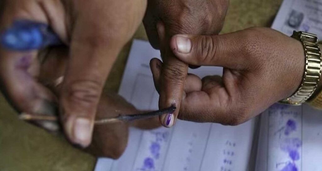 തദ്ദേശ ഉപതിരഞ്ഞെടുപ്പ് പുരോ​ഗമിക്കുന്നു