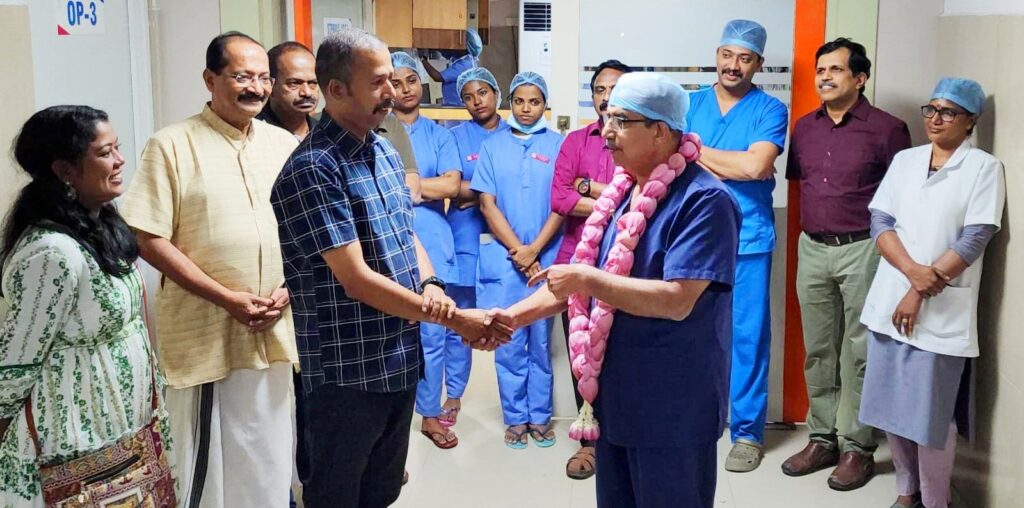തങ്ങള്‍ക്ക് രണ്ടാം ജന്മം നല്‍കിയ ഡോക്ടര്‍ക്ക് താമര മാലയിട്ട് സ്വീകരണം; പത്മഭൂഷൺ ഡോ. ജോസ് ചാക്കോ പെരിയപ്പുറത്തിന് വേറിട്ട ആദരവ്