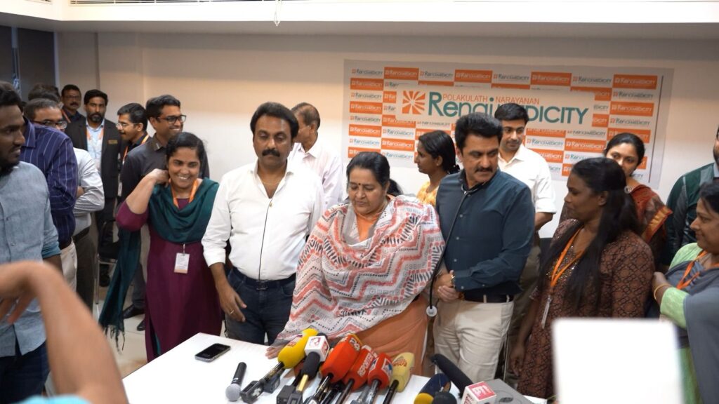 കലൂർ സ്റ്റേഡിയത്തിലെ അപകടം; 46 ദിവസങ്ങൾക്ക് ശേഷം ഉമ തോമസ് എംഎല്‍എ ആശുപത്രി വിട്ടു; കാക്കി ഇട്ടവരെ കണ്ടപ്പോള്‍ പൊലീസ് സ്റ്റേഷനാണെന്നാണ് കരുതിയതെന്ന് ഉമാ തോമസ്