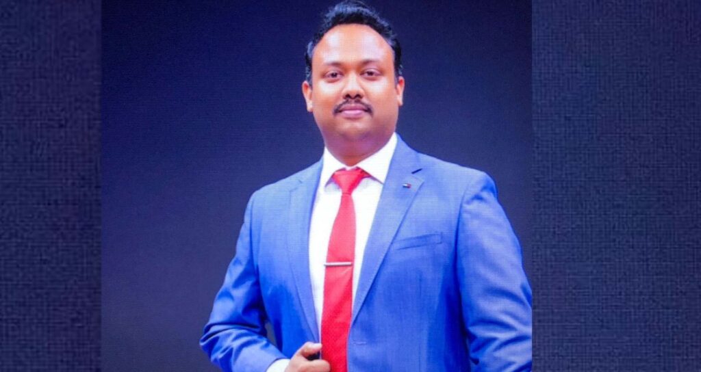 പത്തനംതിട്ടയില്‍ കാറും ലോറിയും കൂട്ടിയിടിച്ച് അപകടം; സി.പി.എം നേതാവ് എസ്. രാജേന്ദ്രന്റെ മകനും ലുലു ഗ്രൂപ്പ് ജീവനക്കാരനുമായ ആദര്‍ശിന് ദാരുണാന്ത്യം