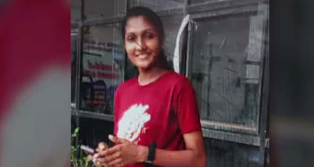 പരിശീലന കേന്ദ്രത്തിലെ അധ്യാപകൻ നഗ്നദൃശ്യങ്ങൾ കാട്ടി ഭീഷണിപ്പെടുത്തി; ഡേറ്റിങ്ങിന് ക്ഷണിച്ചു; ​ഗായത്രിയുടെ മരണത്തിൽ ആരോപണവുമായി മാതാവ്
