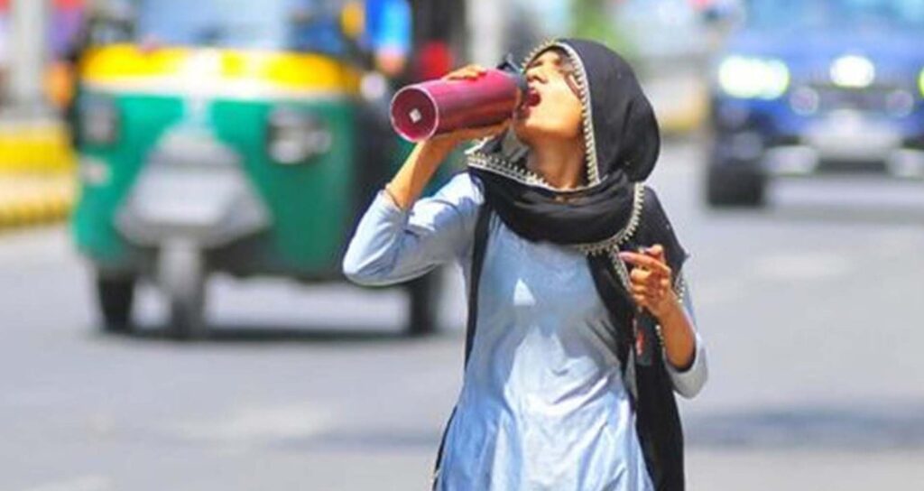 സം​സ്ഥാ​ന​ത്ത് ഇ​ന്നും ഉ​യ​ർ​ന്ന താ​പ​നി​ല മു​ന്ന​റി​യി​പ്പ്; ചുട്ട് പൊള്ളുന്ന് വെയിലാണ്, സൂക്ഷിക്കുക