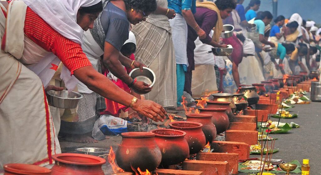 പ്രാർത്ഥനയുടെ പുണ്യവുമായി ലക്ഷങ്ങൾ; പൊങ്കാല നേദ്യം സമർപ്പിച്ചു; ആറ്റുകാൽ പൊങ്കാല ഭക്തിനിർഭരം