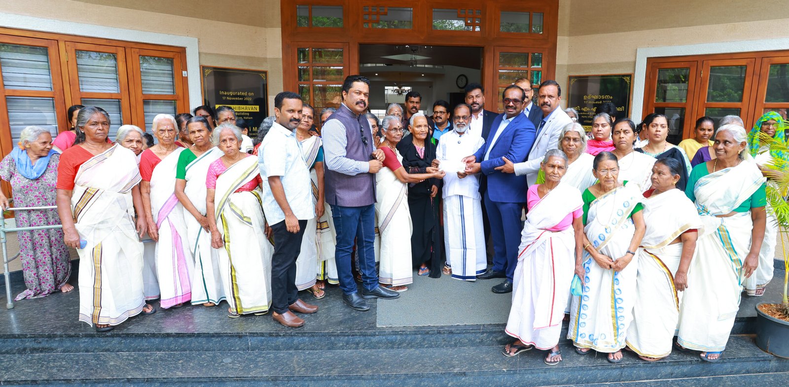 ഗാന്ധിഭവന് വീണ്ടും യൂസഫലിയുടെ റംസാന്‍ സമ്മാനം; അമ്മമാരുടെയും അച്ഛന്മാരുടെയും ക്ഷേമത്തിന് ഒരു കോടി കൈമാറി