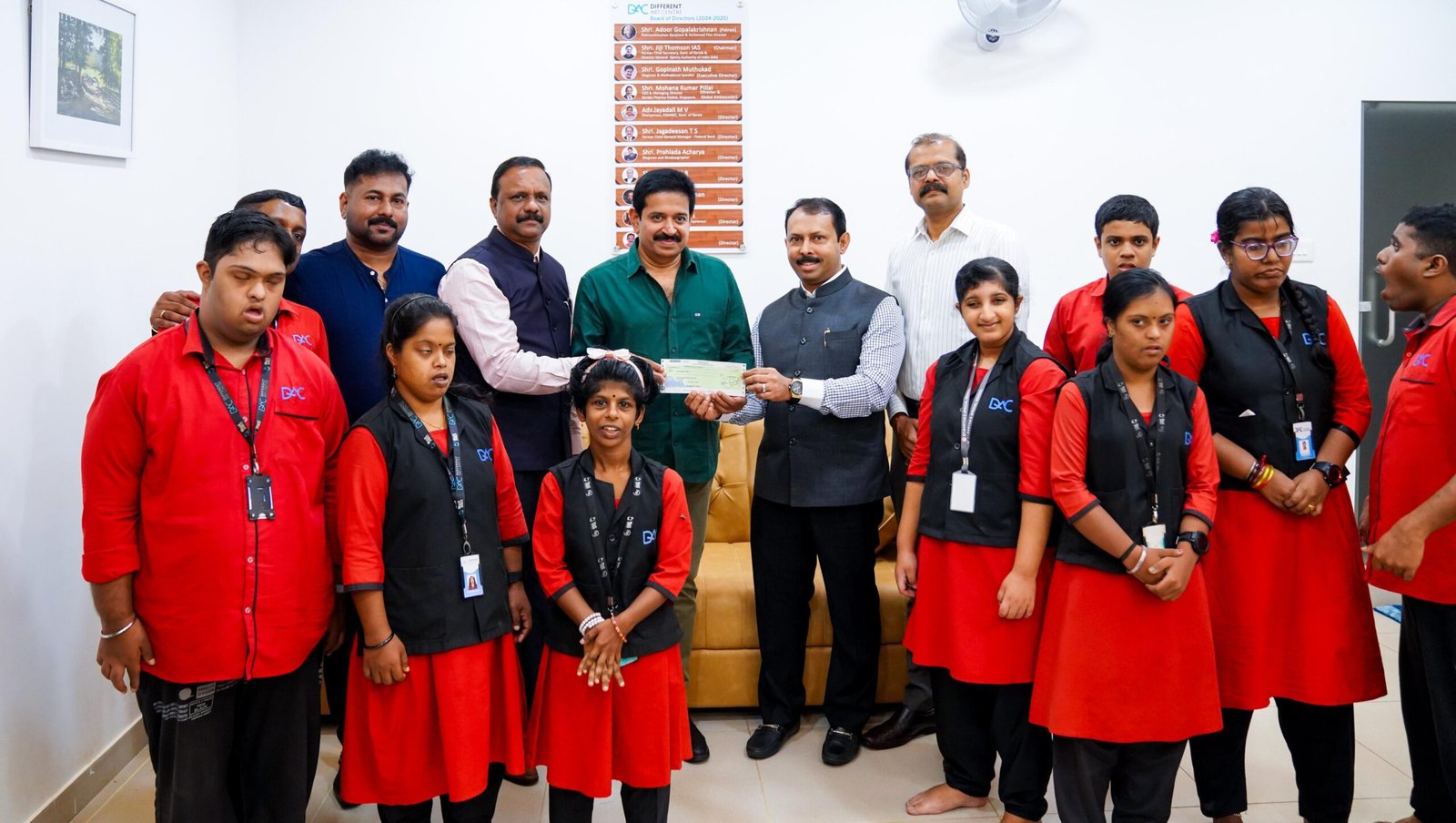 തിരുവനന്തപുരം ഡിഫറന്റ് ആര്‍ട് സെന്ററിന് എം.എ യൂസഫലി ഒരു കോടി രൂപ സഹായധനം കൈമാറി