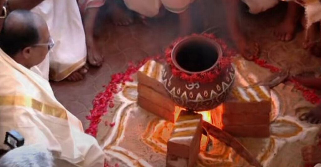 പൊങ്കാല അടുപ്പിൽ തീ പകർന്നു; ദേവിയ്ക്ക് പൊങ്കാല സമർപ്പിക്കാൻ പതിനായിരങ്ങൾ; ആറ്റുകാൽ പൊങ്കാലയ്ക്ക് ഭക്തിസാന്ദ്രമായ തുടക്കം