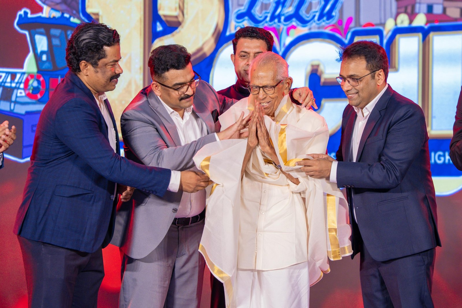 വാണിജ്യലോകത്ത് അതുല്യനായ വ്യക്തിയായി എം.എ യൂസഫലി മാറിയെന്ന് എം.കെ.സാനു മാഷ്