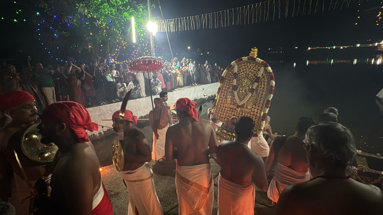 രാജാവായി ദേവസംഗമ ഭൂമിയിലേക്ക് തൃപ്രയാർ തേവർ