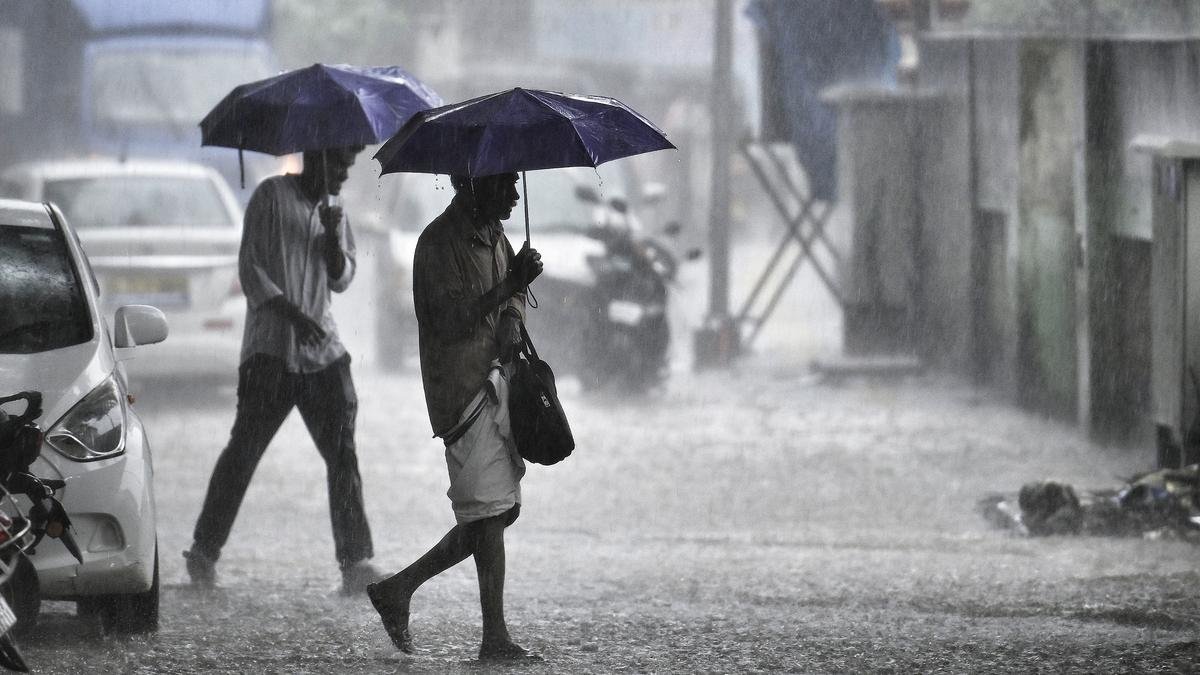 സംസ്ഥാനത്ത് അടുത്ത മൂന്ന് ദിവസം ശക്തമായ മഴ; പ്രളയസാദ്ധ്യത, മാറിതാമസിക്കാൻ തയ്യാറാകണമെന്ന് നിർദേശം
