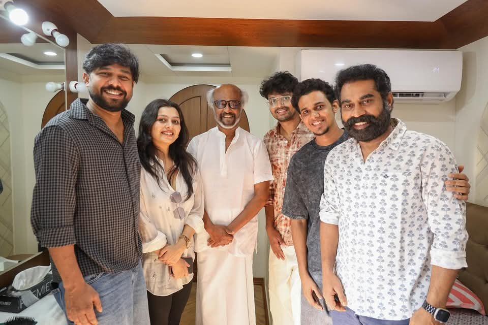 ഇത് എപ്പടിയിറുക്ക് ! പടക്കളം സിനിമ വിജയത്തിൽ അഭിനന്ദനവുമായി സ്റ്റൈൽ മന്നൻ ; രജനികാന്തിനൊപ്പമുള്ള ചിത്രവുമായി പടക്കളം ടീം