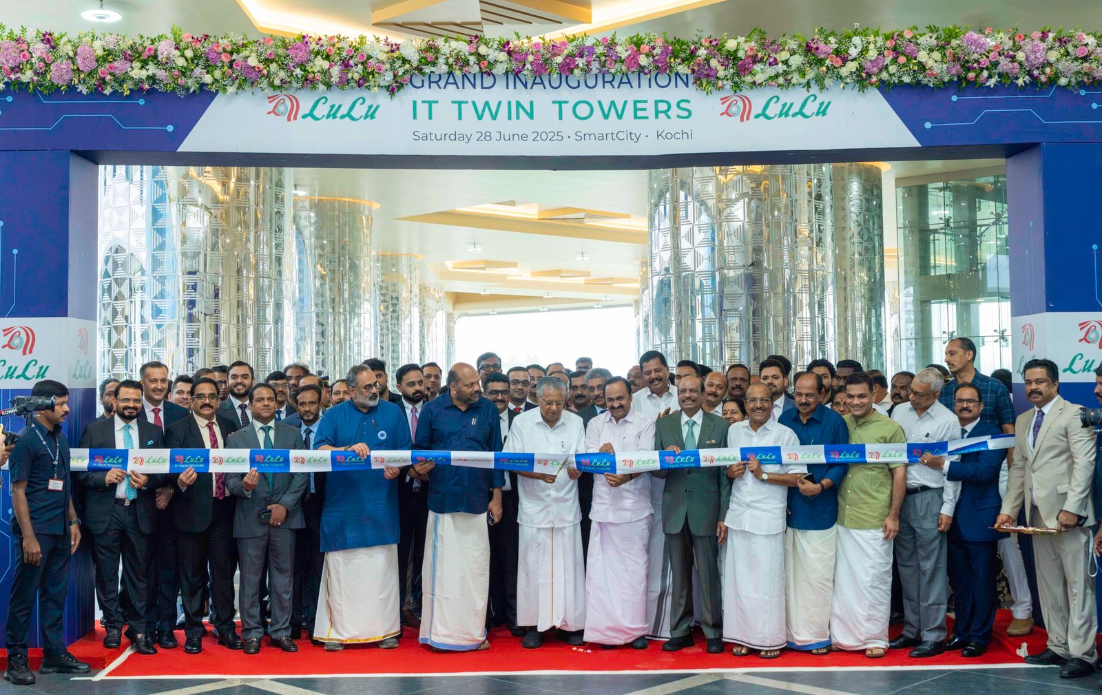 കേരളത്തിന്റെ ഐടി മേഖലയ്ക്ക് ആ​ഗോള പ്രതിച്ഛായ സമ്മാനിച്ച് ലുലു ഐടി ട്വിൻ ടവർ പ്രവർത്തനം ആരംഭിച്ചു; മുഖ്യമന്ത്രി പിണറായി വിജയൻ ഉദ്ഘാടനം നിർവ്വഹിച്ചു.