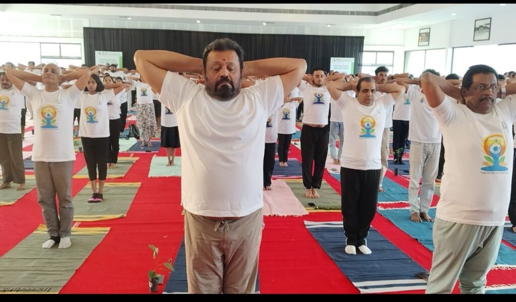ലോക യോഗ ദിന പരിപാടിയിൽ പങ്കെടുത്ത് സുരേഷ് ഗോപി