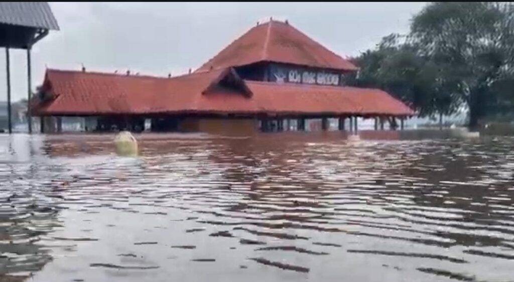 കനത്ത മഴ: ആലുവ  ശിവക്ഷേത്രം മുങ്ങി