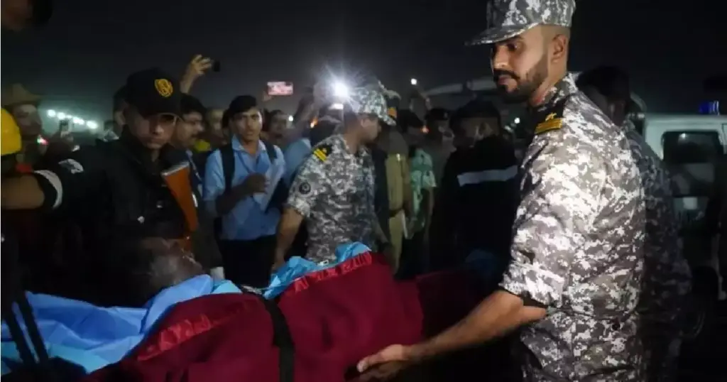 കപ്പലപകടത്തിൽ പൊള്ളലേറ്റ രണ്ട് പേർ അത്യാസന്ന നിലയിൽ; മരുന്നുകളോട് പ്രതികരിച്ചു