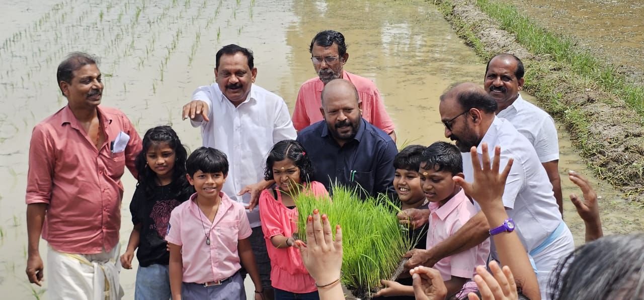 ശ്രീരാമൻ ചിറ പാടശേഖരത്തിൽ കൃഷിയിറിക്കി; നിർധനരായ രോ​ഗികളുടെ വിശപ്പകറ്റും; വിശ്വാസവും സംസ്കാരവും കൃഷിയും മുറുകെപ്പിടിച്ച നിമിഷം; വൈറലായി കുറിപ്പ്