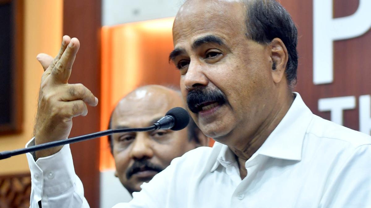ഇടവേളയ്ക്ക് ശേഷം വൈസ് ചാൻസിലർ സർവകലാശാല കാര്യാലയത്തിലേക്ക്; സുരക്ഷയൊരുക്കിയത് 300 പോലീസുകാർ