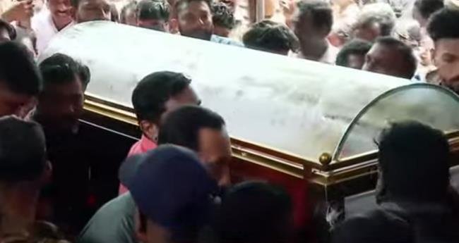 മകന്റെ ചേതനയറ്റ ശരീരത്തിന് മുന്നിൽ നിസ്സഹായായി അമ്മ