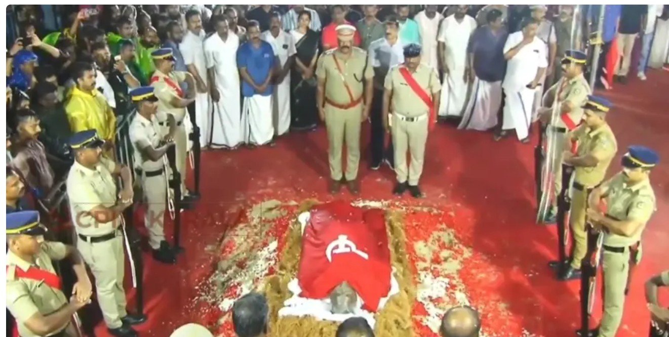 യു​ഗപിറവി വിടവാങ്ങി; കടലിളകി പുരുഷാരം; ഔദ്യോ​ഗിക ബഹുമതികളോടെ സംസ്കാരം