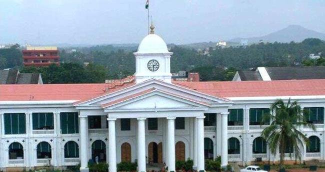 വി.​എ​സി​ന് ആ​ദ​രം; ചൊ​വ്വാ​ഴ്ച പൊ​തു അ​വ​ധി പ്ര​ഖ്യാ​പി​ച്ചു