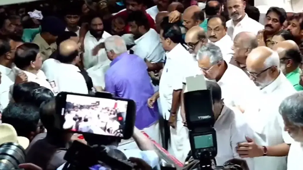 വി.എസിന് ഇന്ന് തലസ്ഥാനം വിട നൽകും; ദർബാർ ഹാളിൽ പൊതുദർശന ചടങ്ങുകൾ അൽപ സമയത്തനകം; ഇന്ന് ദുഖാ: ചരണത്തിന്റെ ഭാ​ഗമായി പൊതു അവധി