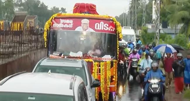 “വേലിയ്ക്കകത്തേക്ക് അവസാനമായി അച്യുതാനന്ദൻ, വിലാപയാത്ര ജന്മനാട്ടിലെത്തി