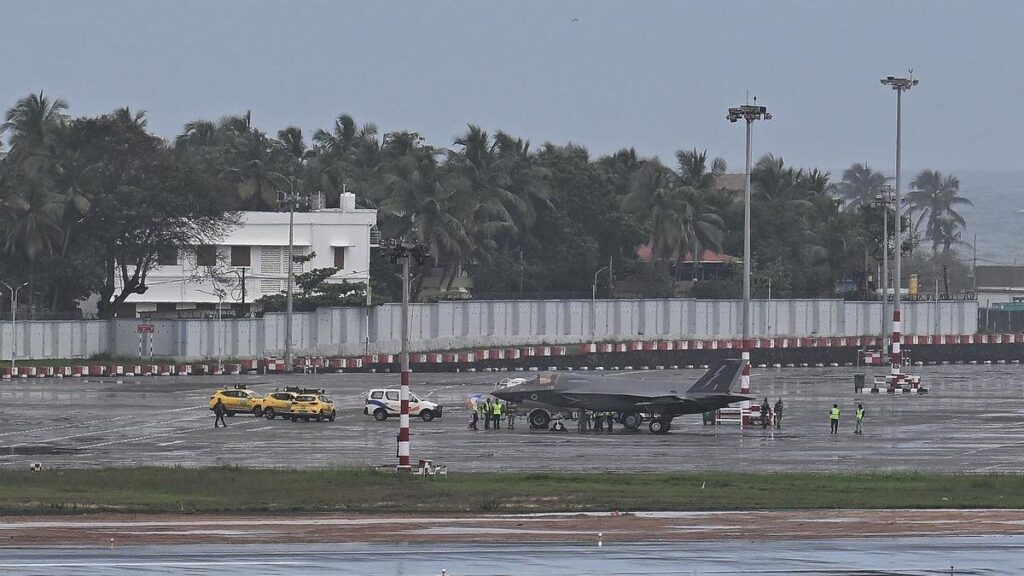 എയർബസ് 400 തിരികെ മടങ്ങി, എഫ് 35 ബി വിമാനം ഹാങ്ങറിലേക്ക് കെട്ടിവലിച്ചു നീക്കി; ബ്രിട്ടീഷ് സംഘം ഒരാഴ്ചയോളം കേരളത്തില്‍ തുടരും