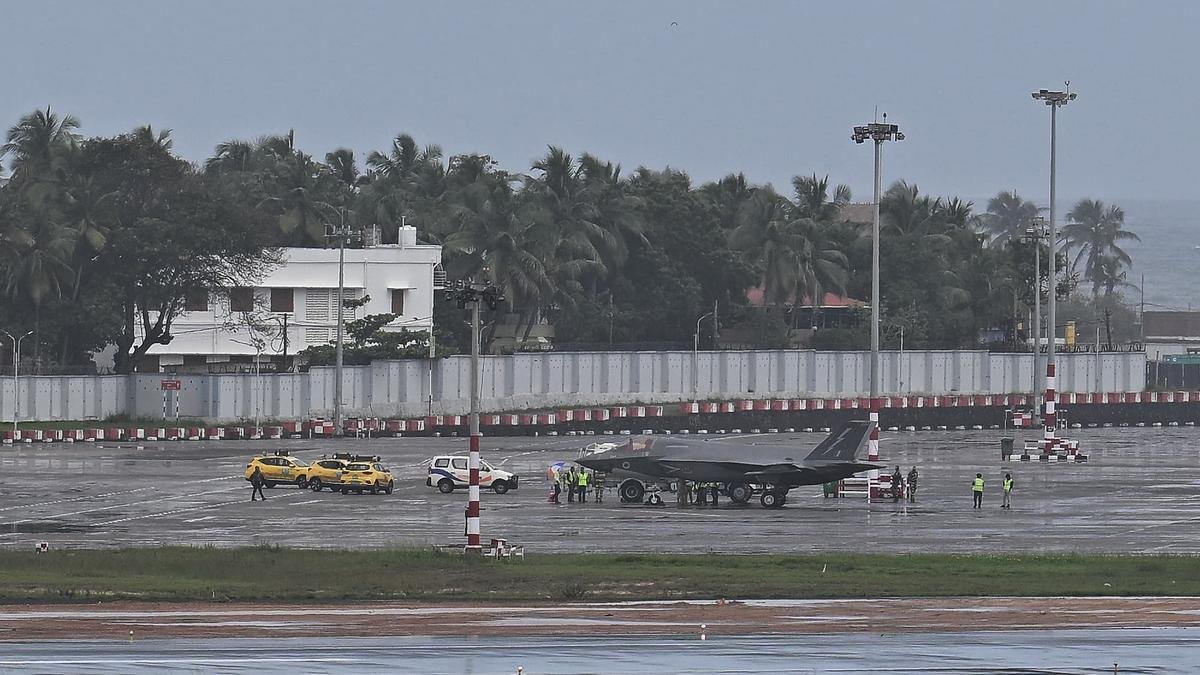 എയർബസ് 400 തിരികെ മടങ്ങി, എഫ് 35 ബി വിമാനം ഹാങ്ങറിലേക്ക് കെട്ടിവലിച്ചു നീക്കി; ബ്രിട്ടീഷ് സംഘം ഒരാഴ്ചയോളം കേരളത്തില്‍ തുടരും