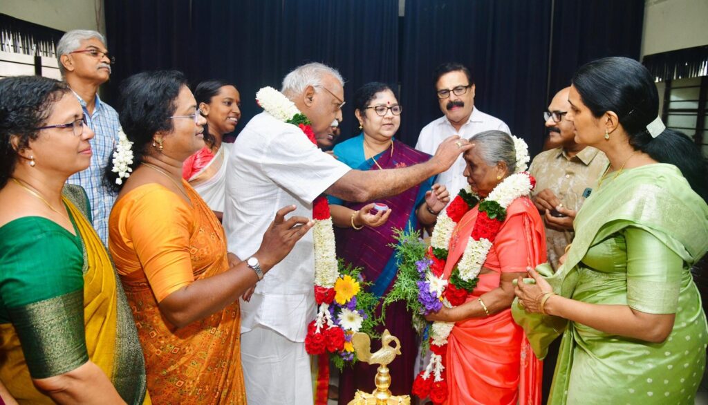 75 വയസുകാരി സുലോചനയുടെ കൈപിടിച്ച് 79കാരൻ; വൃദ്ധസദനത്തിലെ മാം​ഗല്യത്തിന് മന്ത്രി സാക്ഷി