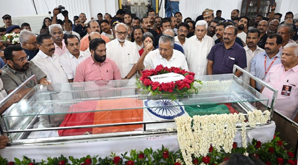 വി.എസിന് അന്തിമോപചാരം അർപ്പിച്ച് പ്രമുഖർ, വി.എസിനെകാണാൻ കണ്ണീർ കടലായി തലസ്ഥാനം