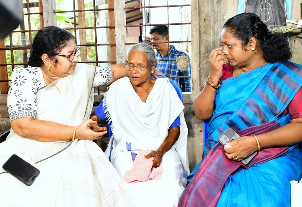 ബിന്ദുവിൻ്റെ കുടുംബത്തിൻ്റെ വീടിൻ്റെ നിർമാണം എൻ.എസ്.എസ് യൂണിറ്റ് ഏറ്റെടുക്കും; ബിന്ദുവിന്റെ വീട്ടുകാർക്ക് ഉറപ്പ് നൽകി മന്ത്രി ആർ ബിന്ദു