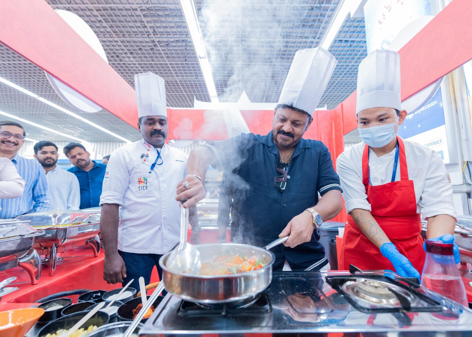 പാചകത്തിലും തിളങ്ങി ഡേവിയേട്ടൻ; ലുലുവിൽ ലൈവ് തായി പാചകവുമായി നടൻ ബോബി കൂര്യൻ