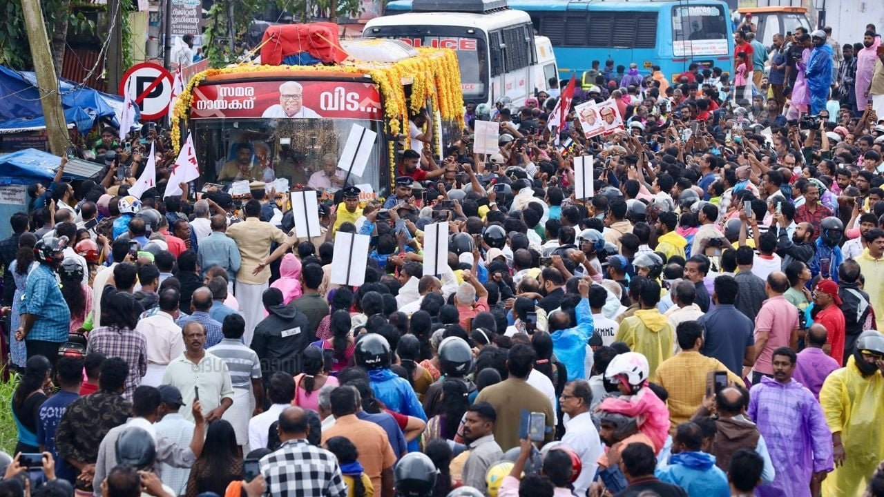വേലിക്കകത്ത് വീട്ടിലെത്തിച്ച വി എസിന്റെ മൃതദേഹം പാര്‍ട്ടി ജില്ലാ കമ്മിറ്റി ഓഫീസിലേക്ക്; പ്രിയ നേതാവിന് വിട നൽകാൻ ഒഴുകിയെത്തി പതിനായിരങ്ങൾ