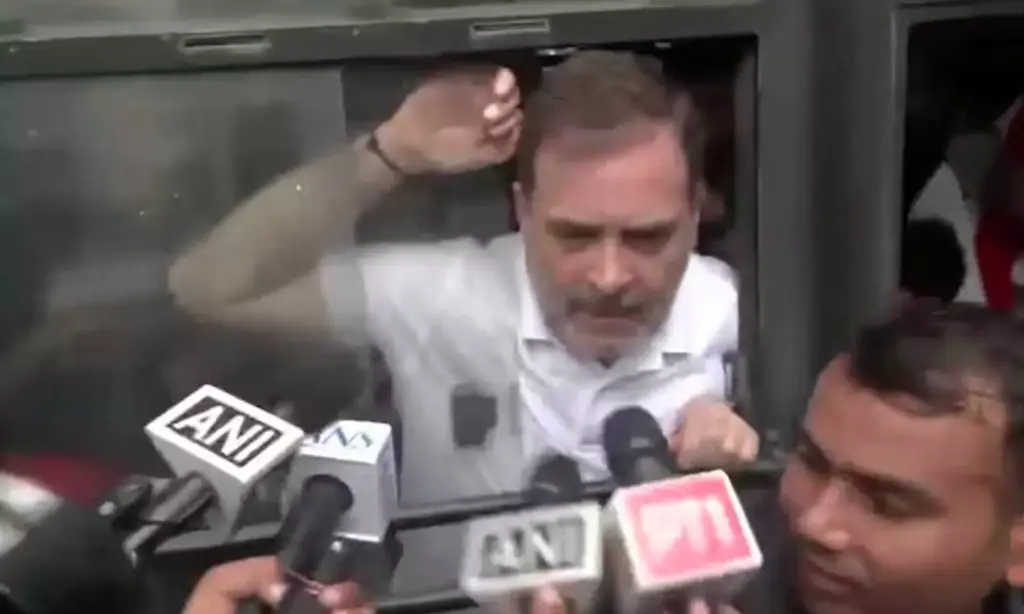 തിരഞ്ഞെടുപ്പ് കൊള്ള ആരോപിച്ചുള്ള മാർച്ച് ബലപ്രയോ​ഗത്തിലേക്ക്; രാഹുൽ ​ഗാന്ധിയേയും എം.പിമാരെയും അറസ്റ്റ് ചെയ്ത് പൊലീസ്