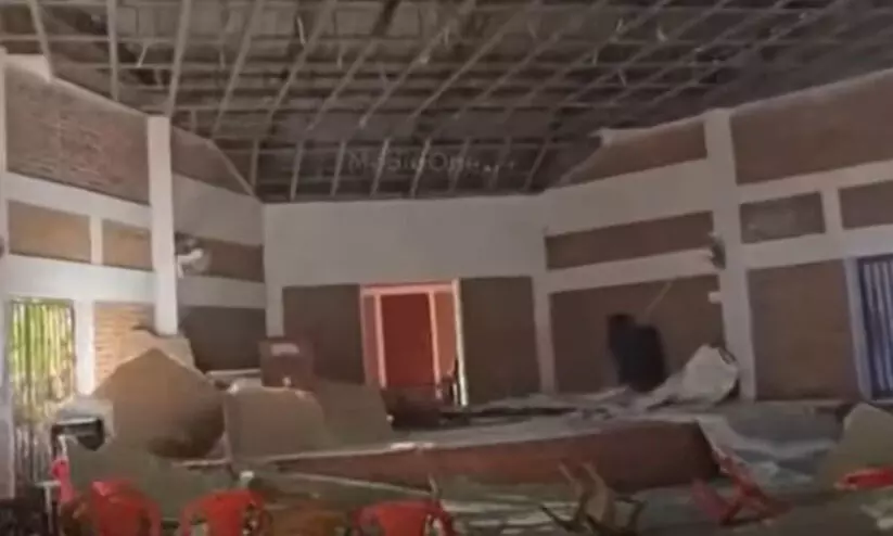 സർക്കാർ എൽ പി സ്കൂളിലെ ഓഡിറ്റോറിയത്തിന്റെ മേൽക്കൂര തകർന്നു; വ്യാപക പ്രതിഷേധം