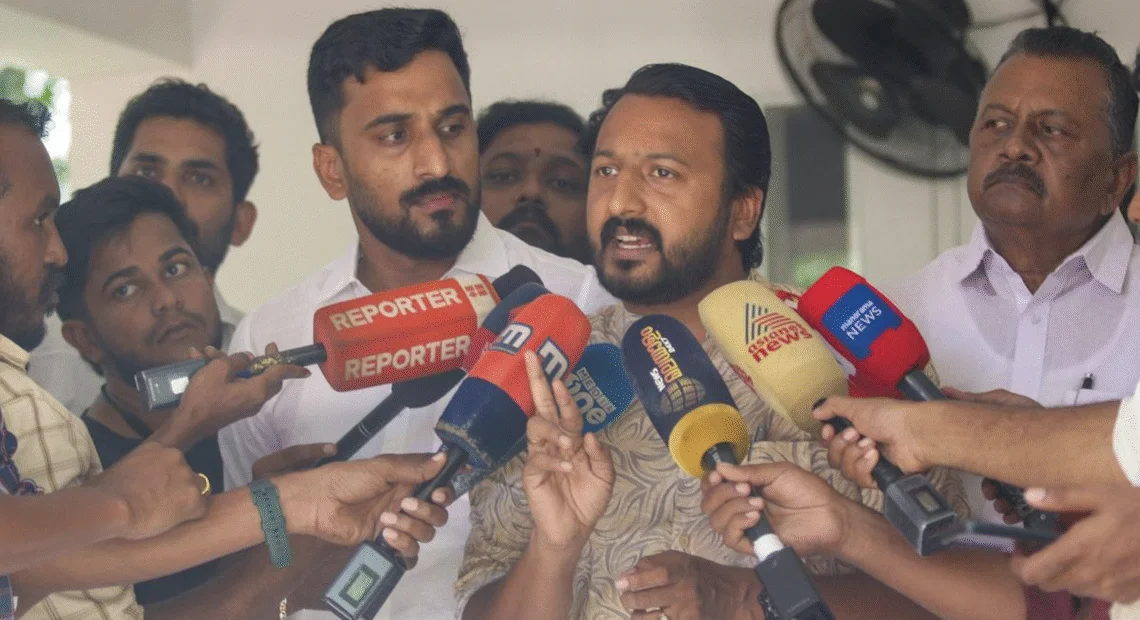 രാഹുൽ മാങ്കൂട്ടത്തലിനെ സസ്പെൻഡ് ചെയ്ത് കോൺഗ്രസ്; നിയമസഭ അംഗമായി തുടരും