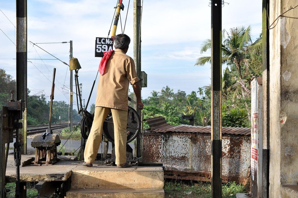 റെയിൽവേ ​ഗേറ്റുകളിൽ ഇനി ദിവസ വേതനക്കാർ; കരാറടിസ്ഥാനത്തിൽ നിയമിക്കാൻ തീരുമാനം