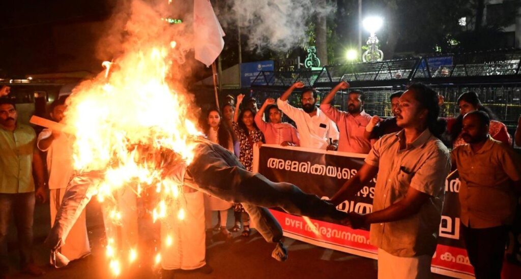 ട്രം​പി​ൻറെ കോ​ലം ക​ത്തി​ച്ച് പ്ര​തി​ഷേ​ധിച്ച് സി.പി.എം, തിരുവയിൽ രാജ്യമാകെ പ്രതിഷേധം