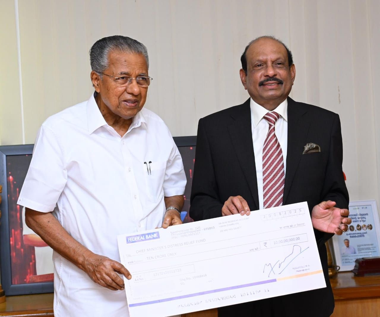 വയനാട് പുനരധിവാസം: 50 വീടുകൾ നിർമ്മിക്കുന്നതിനായി 10 കോടി രൂപ കൂടി മുഖ്യമന്ത്രിക്ക് കൈമാറി എം.എ യൂസഫലി