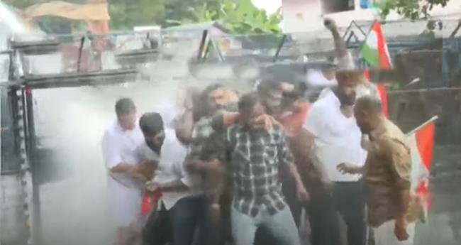 സി.​ കൃ​ഷ്ണ​കു​മാ​റി​നെ​തി​രാ​യ പീ​ഡ​ന ആ​രോ​പ​ണം; ‌കോ​ണ്‍​ഗ്ര​സ് മാ​ര്‍​ച്ചിൽ സംഘർഷം