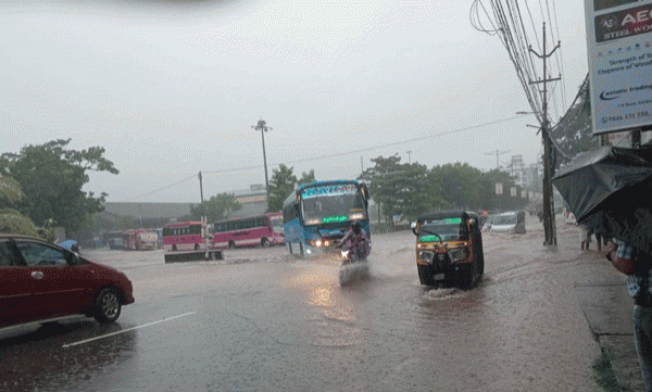 സംസ്ഥാനത്ത് മഴ ശക്തം: കൊച്ചിയിലും, തൃശൂരിലും വെള്ളക്കെട്ട്
