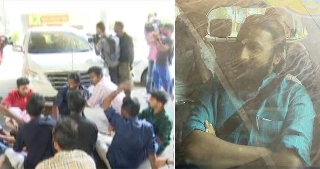 രാ​ഹു​ൽ മാ​ങ്കൂ​ട്ട​ത്തി​ലി​ന്‍റെ കാ​ര്‍ ത​ട​ഞ്ഞ് എ​സ്എ​ഫ്ഐ; റോ​ഡി​ൽ കു​ത്തി​യി​രു​ന്ന് പ്ര​തി​ഷേ​ധം